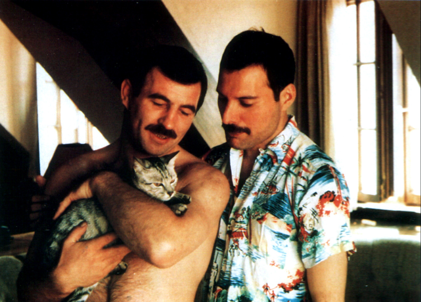 Jim Hutton, companheiro e grande amor de Freddie, esteve ao seu lado até o final, Freddie costumava dizer: “I’m very happy with my relationship at the moment and I couldn’t ask for better. So now I’ve finally found a niche that I was looking for all my life.”